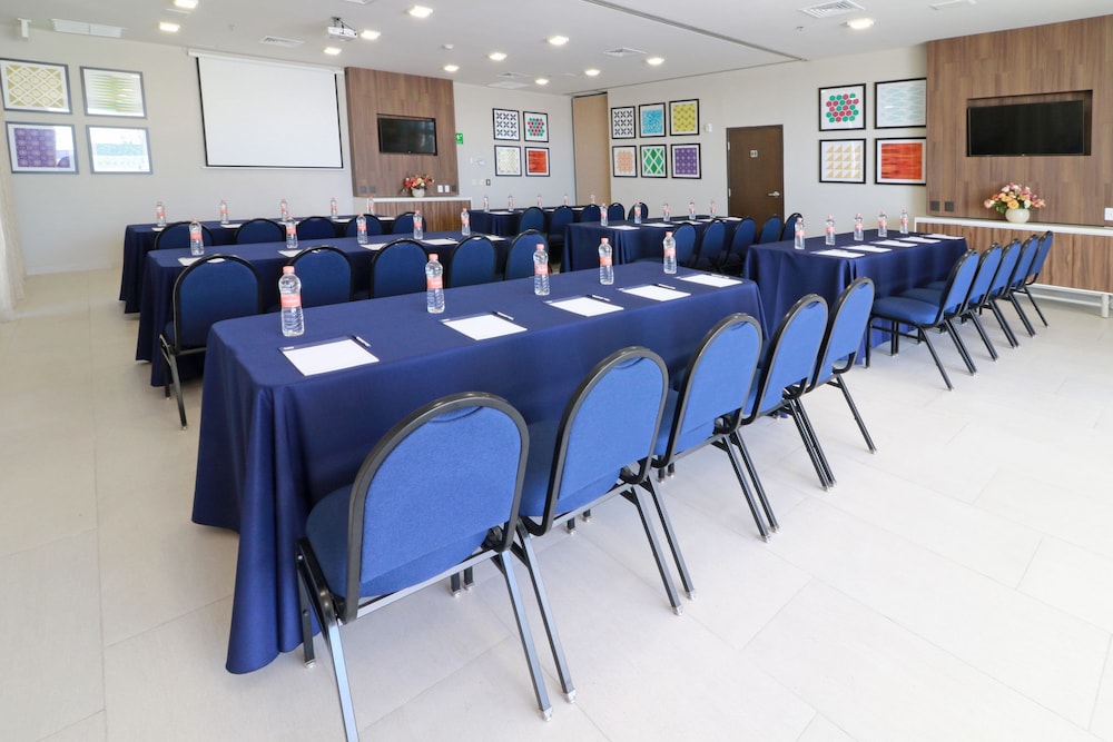 Holiday Inn Express & Suites Playa Del Carmen by IHG — Hotel building in Playa del Carmen, Quintana Roo