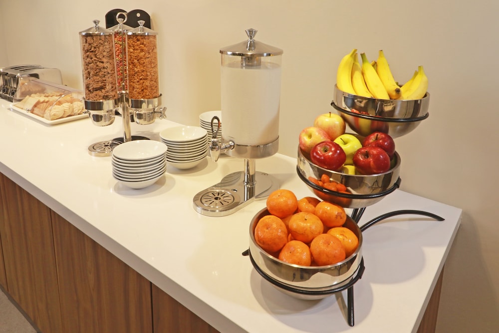 Holiday Inn Express & Suites Playa Del Carmen by IHG — Restaurant & bars in Playa del Carmen, Quintana Roo