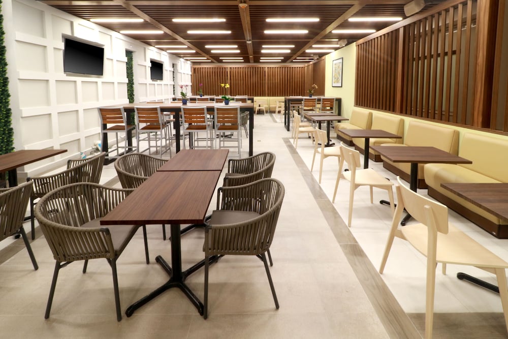 Holiday Inn Express & Suites Playa Del Carmen by IHG — Restaurant & bars in Playa del Carmen, Quintana Roo