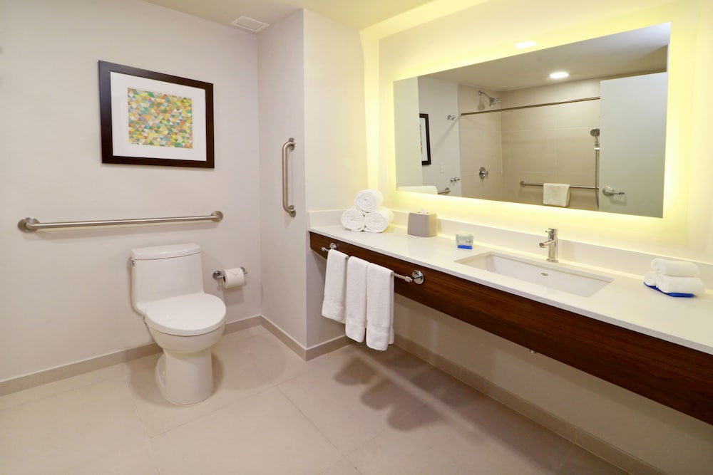 Holiday Inn Express & Suites Playa Del Carmen by IHG — Hotel rooms in Playa del Carmen, Quintana Roo