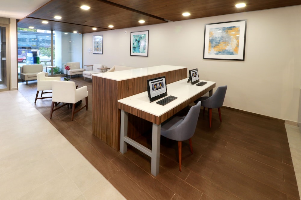 Holiday Inn Express & Suites Playa Del Carmen by IHG — Hotel building in Playa del Carmen, Quintana Roo
