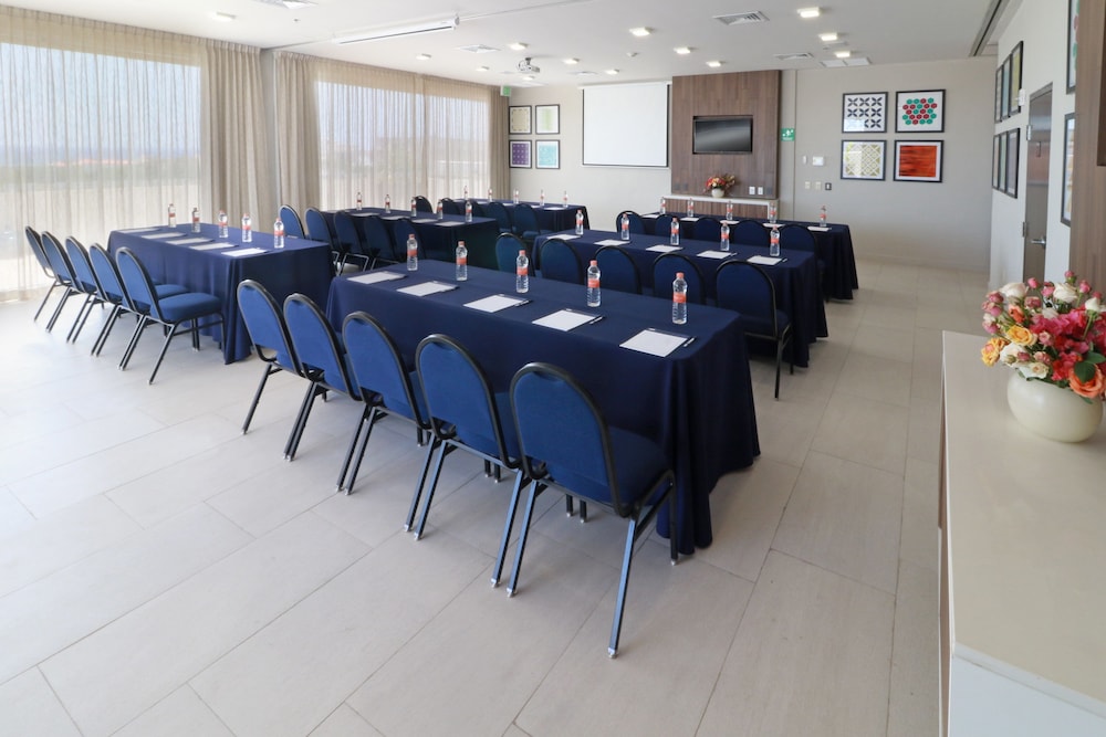Holiday Inn Express & Suites Playa Del Carmen by IHG — Hotel building in Playa del Carmen, Quintana Roo