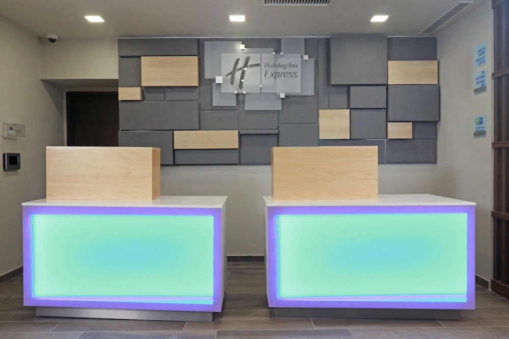 Holiday Inn Express & Suites Playa Del Carmen by IHG — Hotel building in Playa del Carmen, Quintana Roo