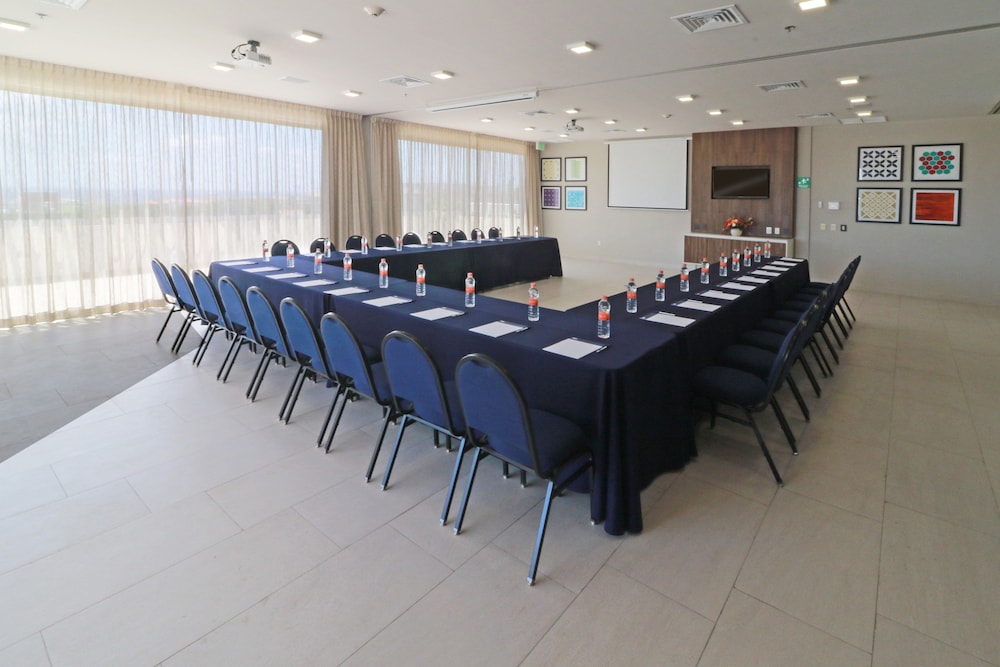 Holiday Inn Express & Suites Playa Del Carmen by IHG — Hotel building in Playa del Carmen, Quintana Roo