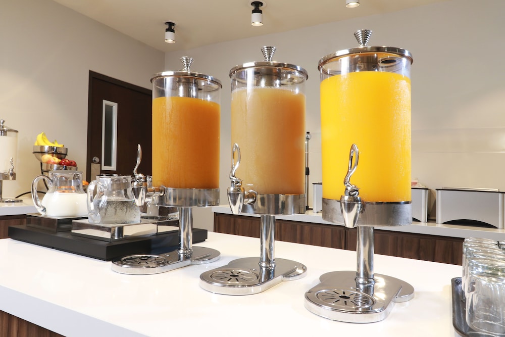 Holiday Inn Express & Suites Playa Del Carmen by IHG — Restaurant & bars in Playa del Carmen, Quintana Roo