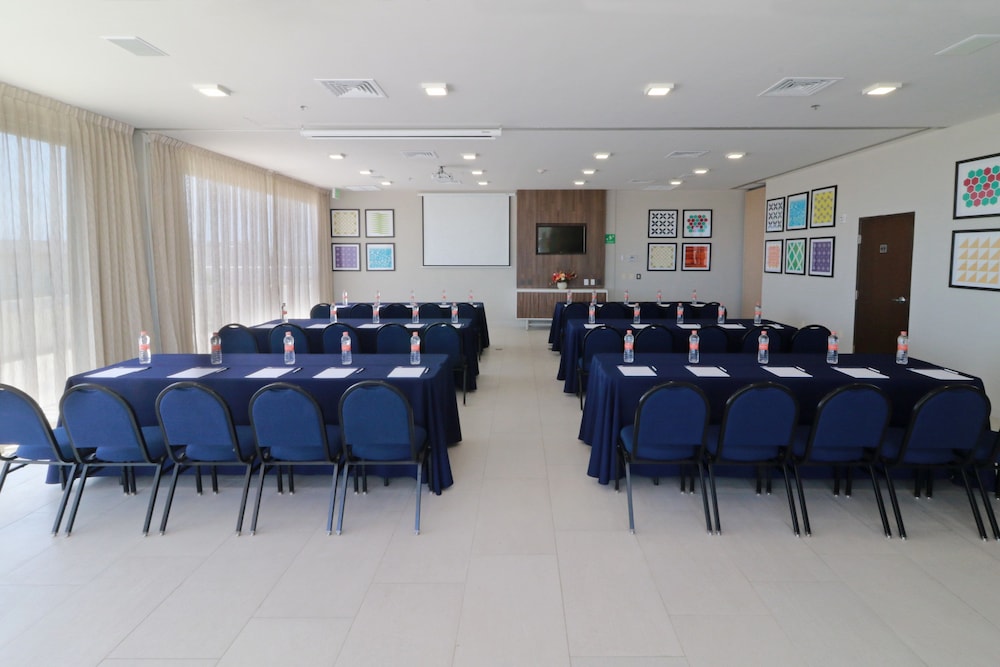 Holiday Inn Express & Suites Playa Del Carmen by IHG — Hotel building in Playa del Carmen, Quintana Roo