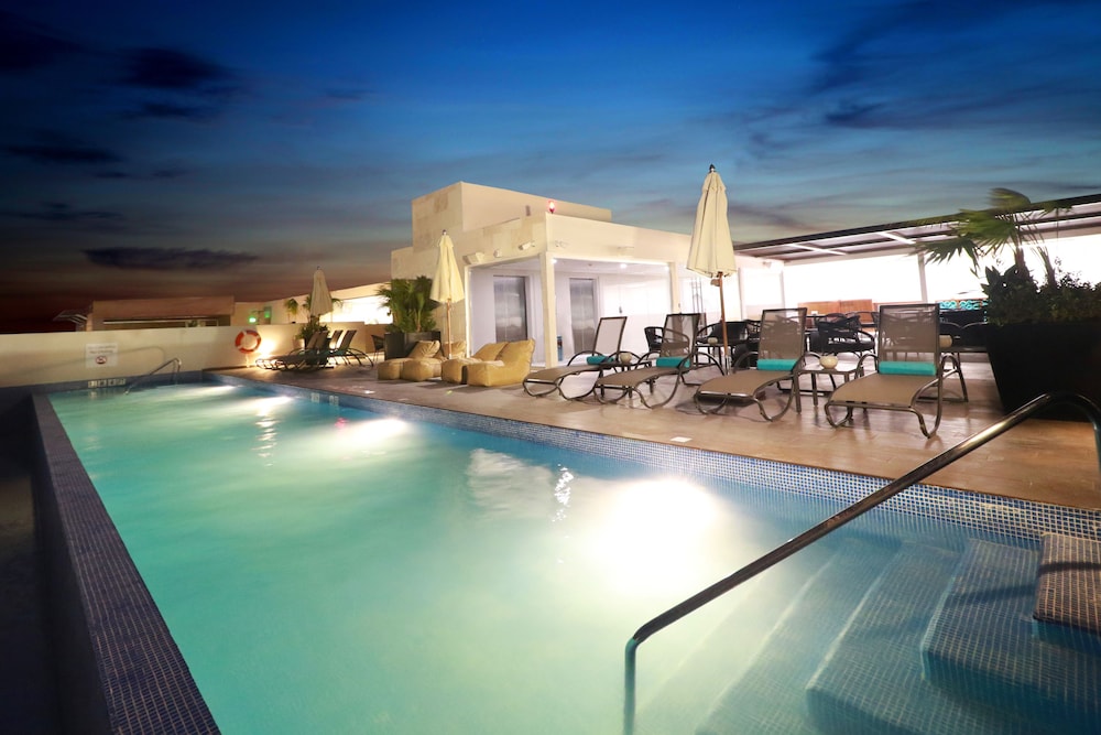Holiday Inn Express & Suites Playa Del Carmen by IHG — Swimming pool in Playa del Carmen, Quintana Roo