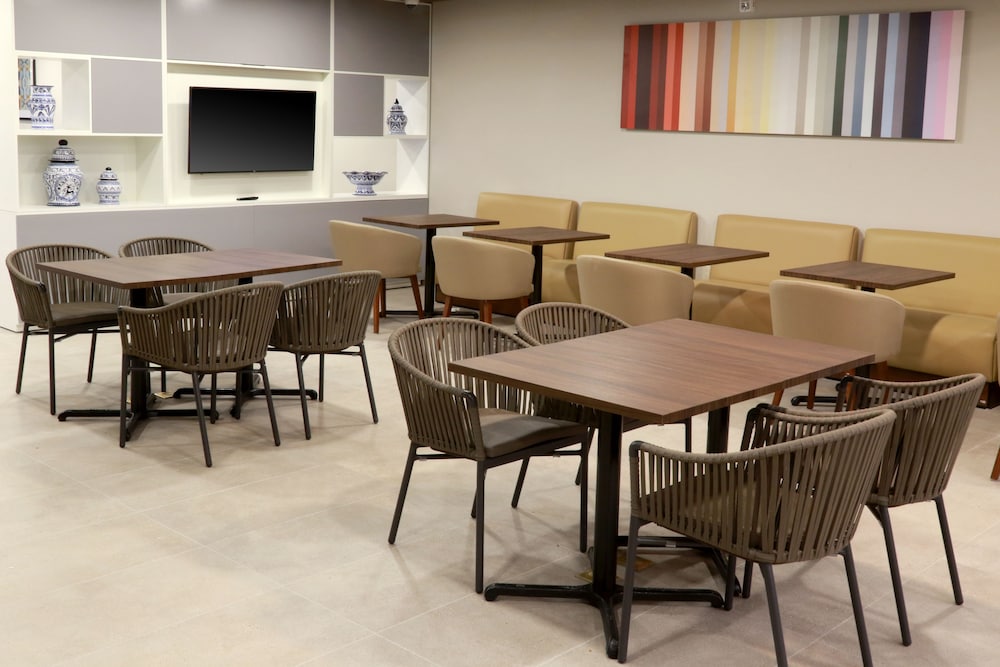 Holiday Inn Express & Suites Playa Del Carmen by IHG — Restaurant & bars in Playa del Carmen, Quintana Roo