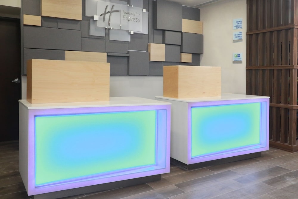 Holiday Inn Express & Suites Playa Del Carmen by IHG — Hotel building in Playa del Carmen, Quintana Roo
