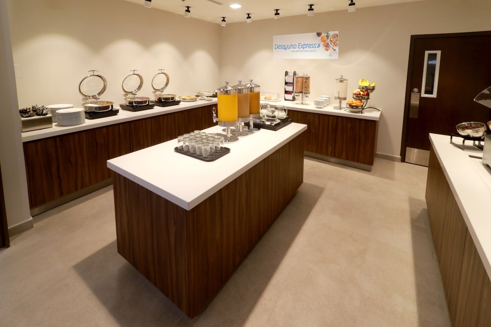 Holiday Inn Express & Suites Playa Del Carmen by IHG — Restaurant & bars in Playa del Carmen, Quintana Roo