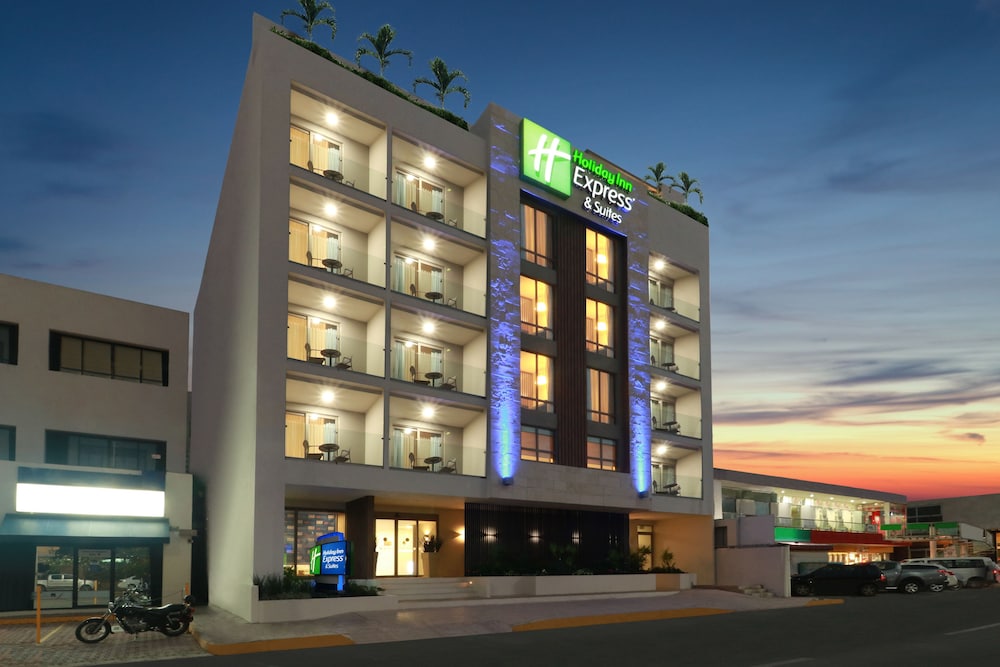 Holiday Inn Express & Suites Playa Del Carmen by IHG — Hotel building in Playa del Carmen, Quintana Roo