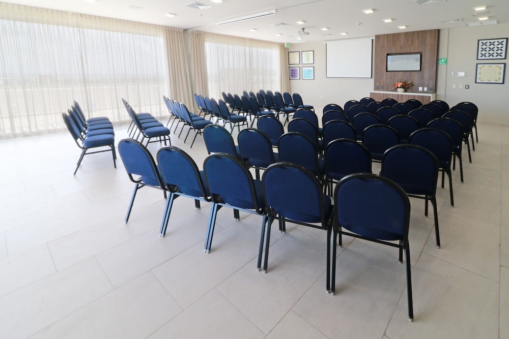 Holiday Inn Express & Suites Playa Del Carmen by IHG — Hotel building in Playa del Carmen, Quintana Roo