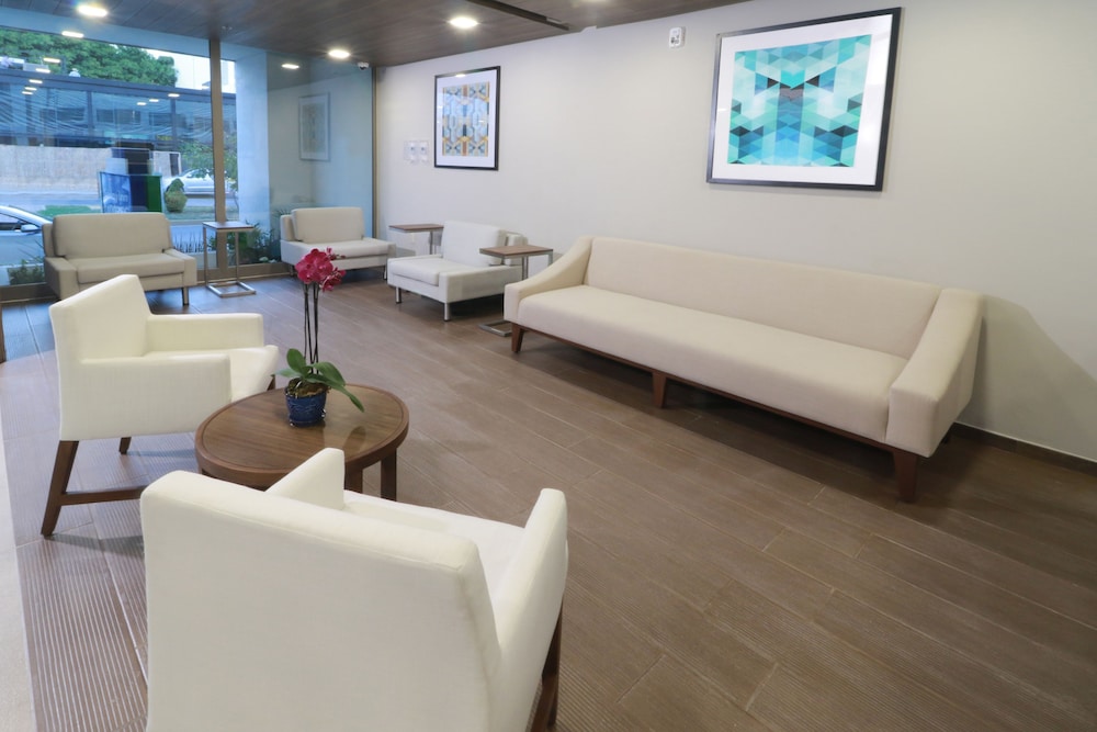 Holiday Inn Express & Suites Playa Del Carmen by IHG — Hotel building in Playa del Carmen, Quintana Roo
