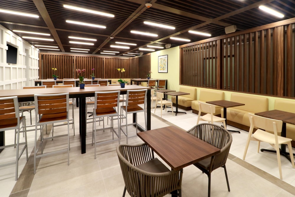 Holiday Inn Express & Suites Playa Del Carmen by IHG — Restaurant & bars in Playa del Carmen, Quintana Roo