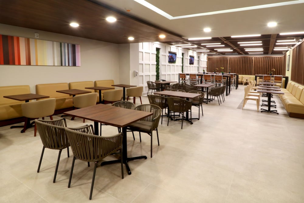 Holiday Inn Express & Suites Playa Del Carmen by IHG — Restaurant & bars in Playa del Carmen, Quintana Roo
