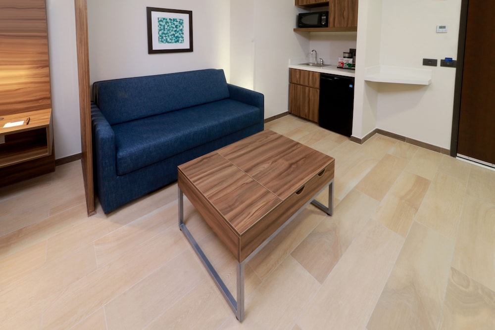 Holiday Inn Express & Suites Playa Del Carmen by IHG — Hotel rooms in Playa del Carmen, Quintana Roo