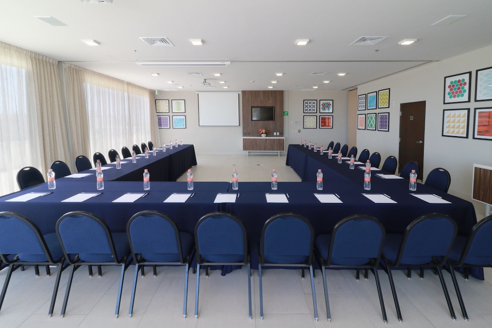 Holiday Inn Express & Suites Playa Del Carmen by IHG — Hotel building in Playa del Carmen, Quintana Roo