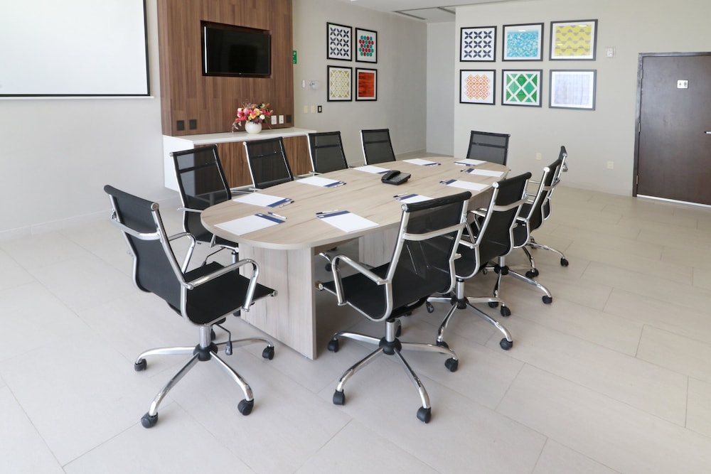 Holiday Inn Express & Suites Playa Del Carmen by IHG — Hotel building in Playa del Carmen, Quintana Roo