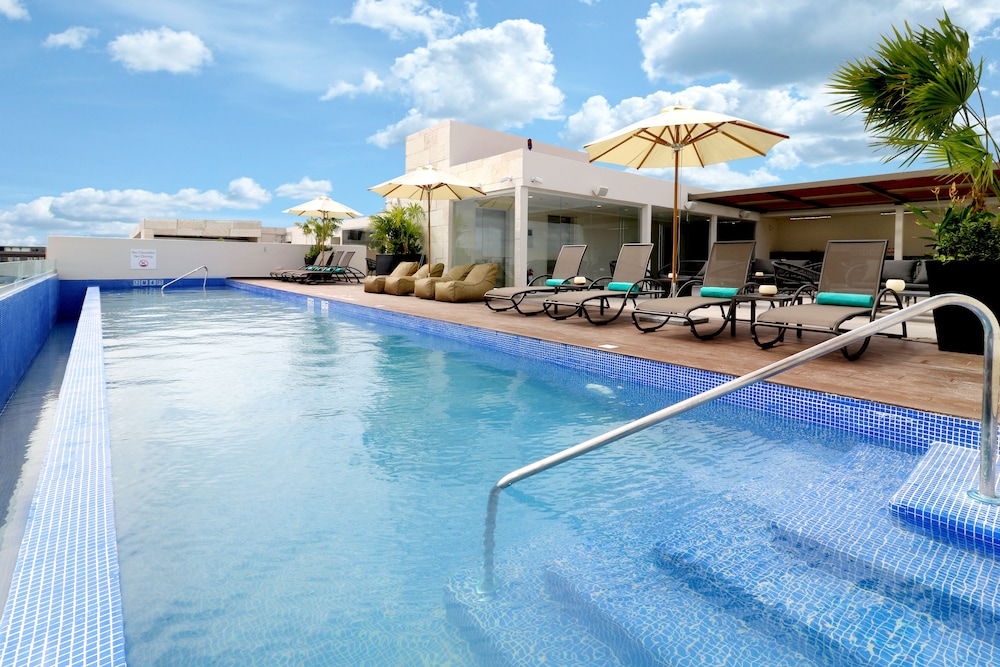Holiday Inn Express & Suites Playa Del Carmen by IHG — Swimming pool in Playa del Carmen, Quintana Roo