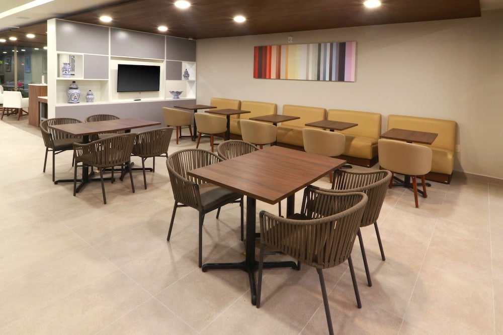 Holiday Inn Express & Suites Playa Del Carmen by IHG — Restaurant & bars in Playa del Carmen, Quintana Roo