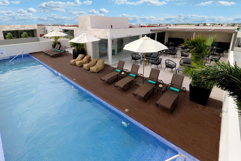 Holiday Inn Express & Suites Playa Del Carmen by IHG — Swimming pool in Playa del Carmen, Quintana Roo