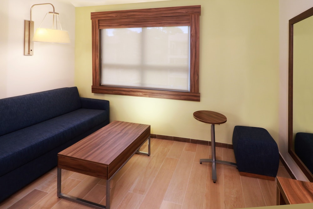 Holiday Inn Express & Suites Playa Del Carmen by IHG — Hotel rooms in Playa del Carmen, Quintana Roo