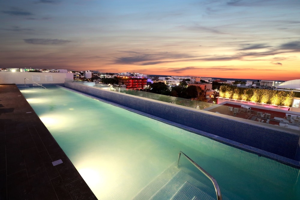 Holiday Inn Express & Suites Playa Del Carmen by IHG — Swimming pool in Playa del Carmen, Quintana Roo