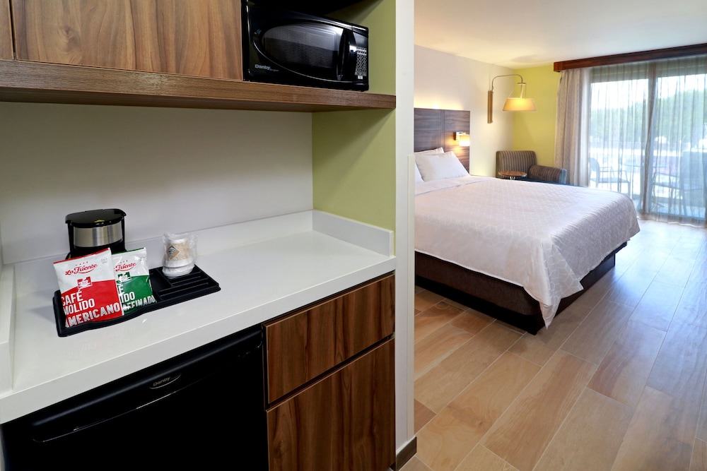 Holiday Inn Express & Suites Playa Del Carmen by IHG — Hotel rooms in Playa del Carmen, Quintana Roo