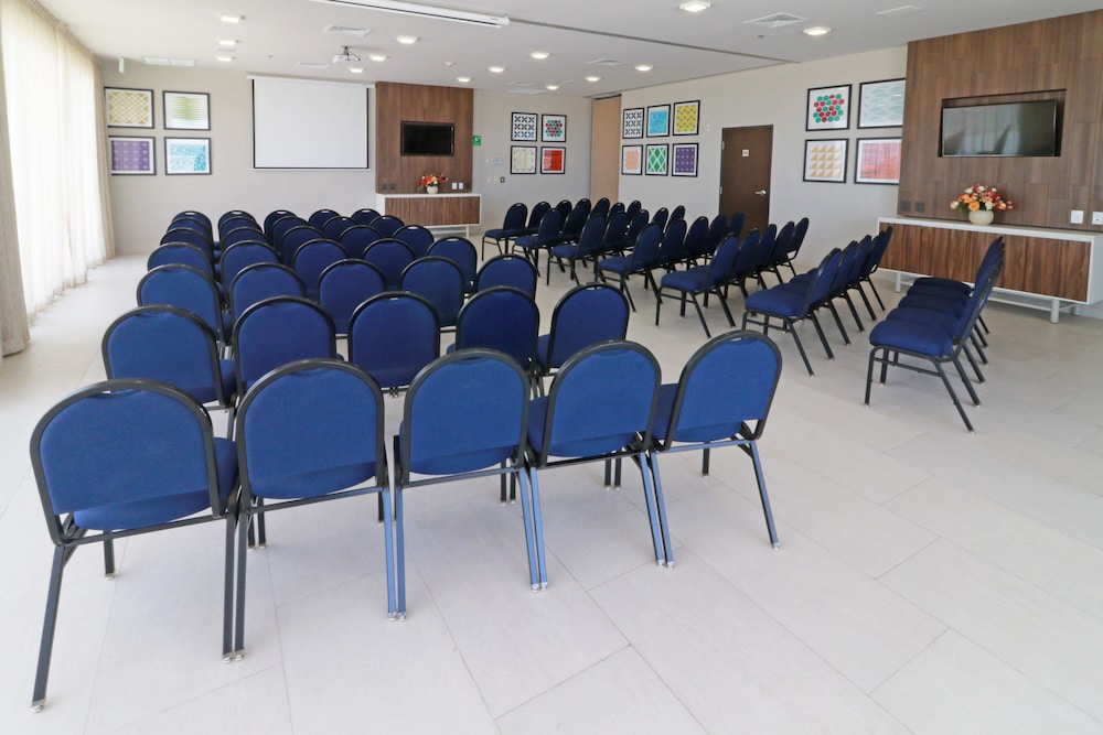 Holiday Inn Express & Suites Playa Del Carmen by IHG — Hotel building in Playa del Carmen, Quintana Roo
