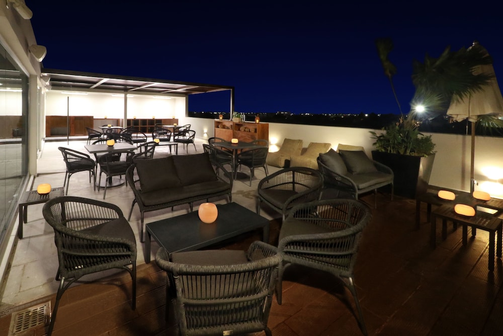 Holiday Inn Express & Suites Playa Del Carmen by IHG — Restaurant & bars in Playa del Carmen, Quintana Roo