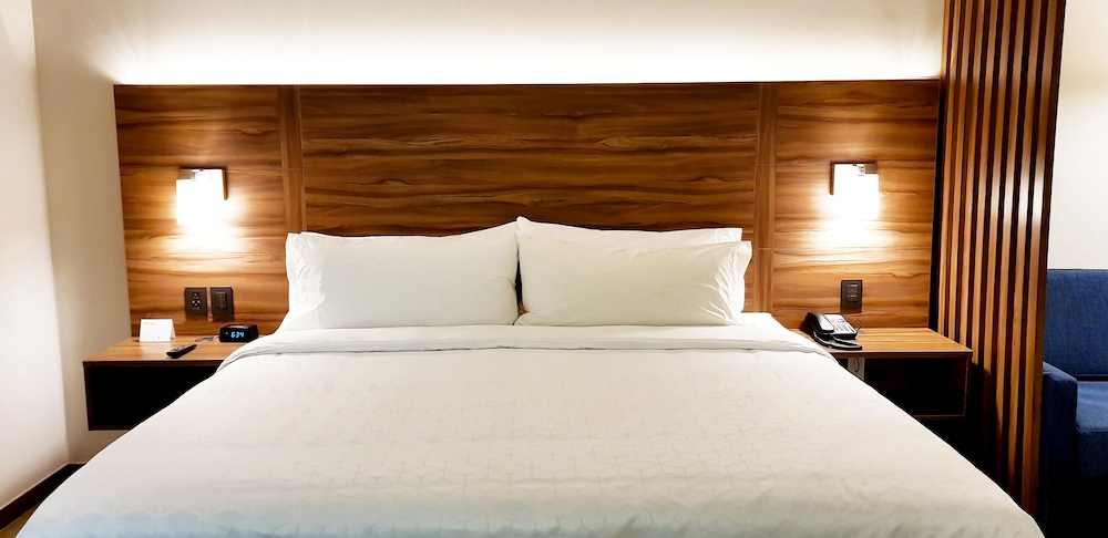 Holiday Inn Express & Suites Playa Del Carmen by IHG — Hotel rooms in Playa del Carmen, Quintana Roo