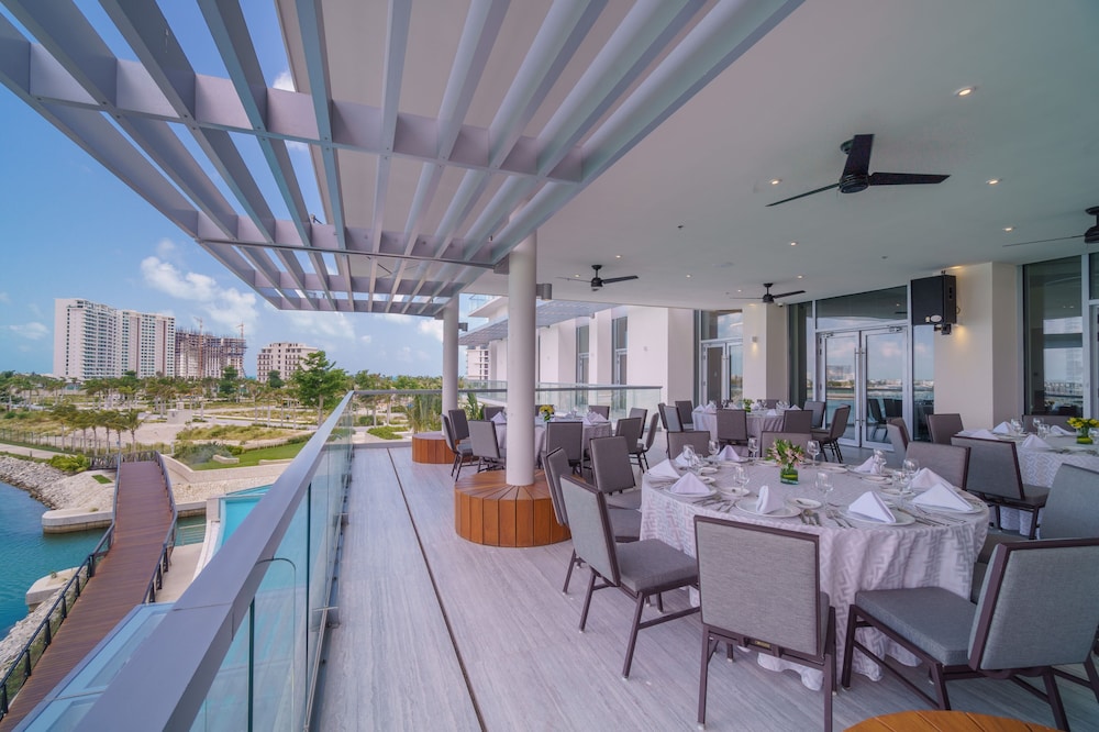 Renaissance Cancun Resort & Marina — Restaurant & bars in Cancun, Quintana Roo