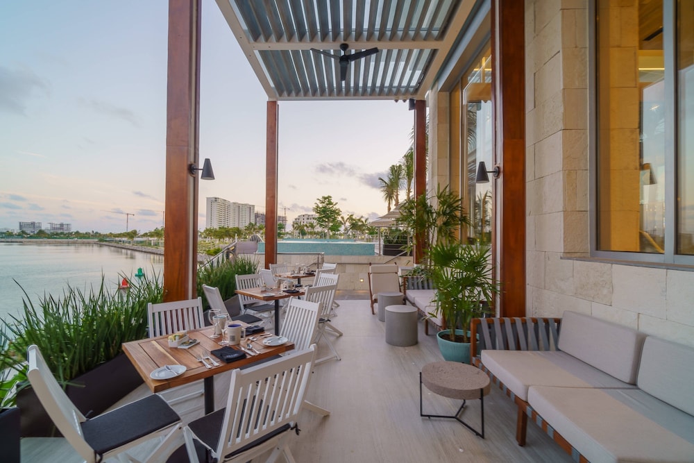 Renaissance Cancun Resort & Marina — Restaurant & bars in Cancun, Quintana Roo