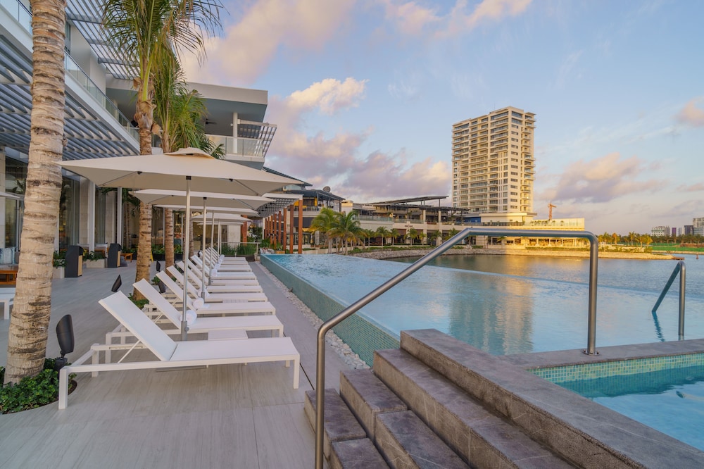 Renaissance Cancun Resort & Marina — Swimming pool in Cancun, Quintana Roo