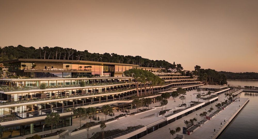Grand Park Hotel Rovinj by Maistra Collection — Hotel building in Rovinj, Istria