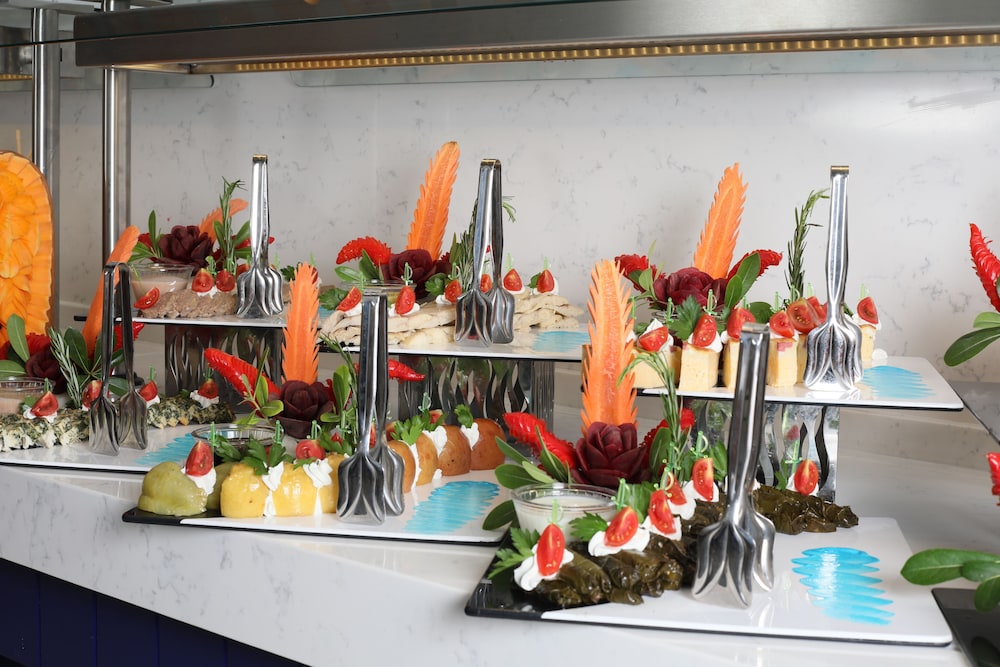 Greenwood Suites Resort — Restaurant & bars in Lara