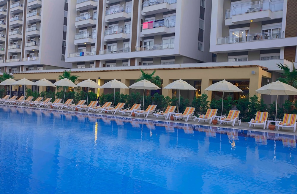Greenwood Suites Resort — Swimming pool in Lara