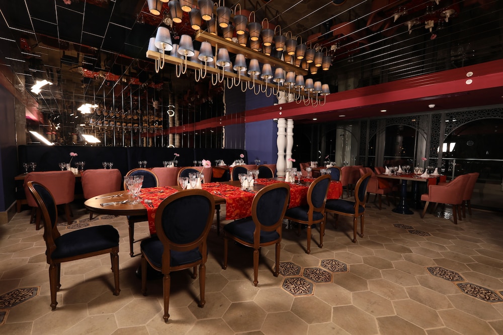 Greenwood Suites Resort — Restaurant & bars in Lara