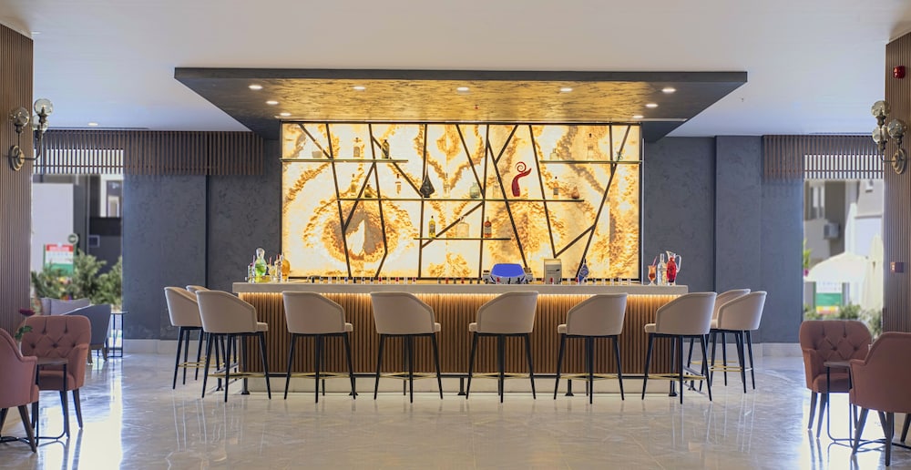 Greenwood Suites Resort — Restaurant & bars in Lara