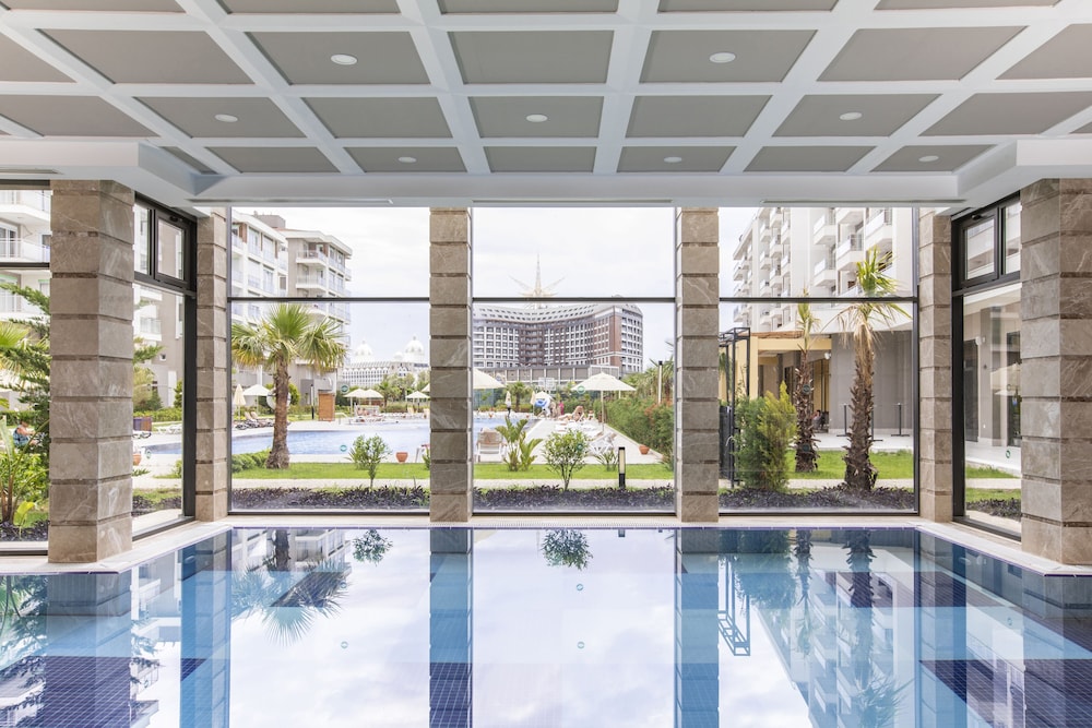 Greenwood Suites Resort — Swimming pool in Lara