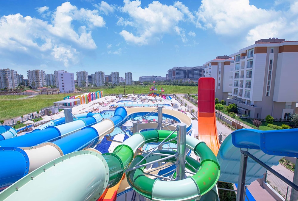 Greenwood Suites Resort — Swimming pool in Lara