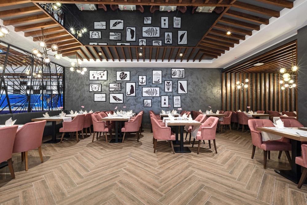 Greenwood Suites Resort — Restaurant & bars in Lara