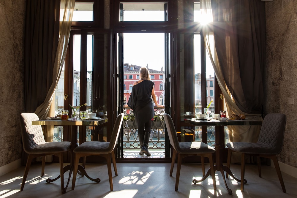 Riva del Vin Boutique Hotel — Hotel rooms in Venice, Veneto