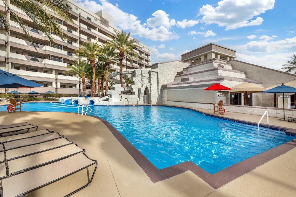 Hilton Vacation Club Cancun Resort Las Vegas — Swimming pool in Las Vegas, Nevada