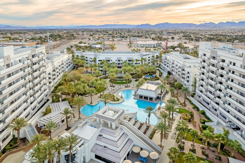 Hilton Vacation Club Cancun Resort Las Vegas — Swimming pool in Las Vegas, Nevada