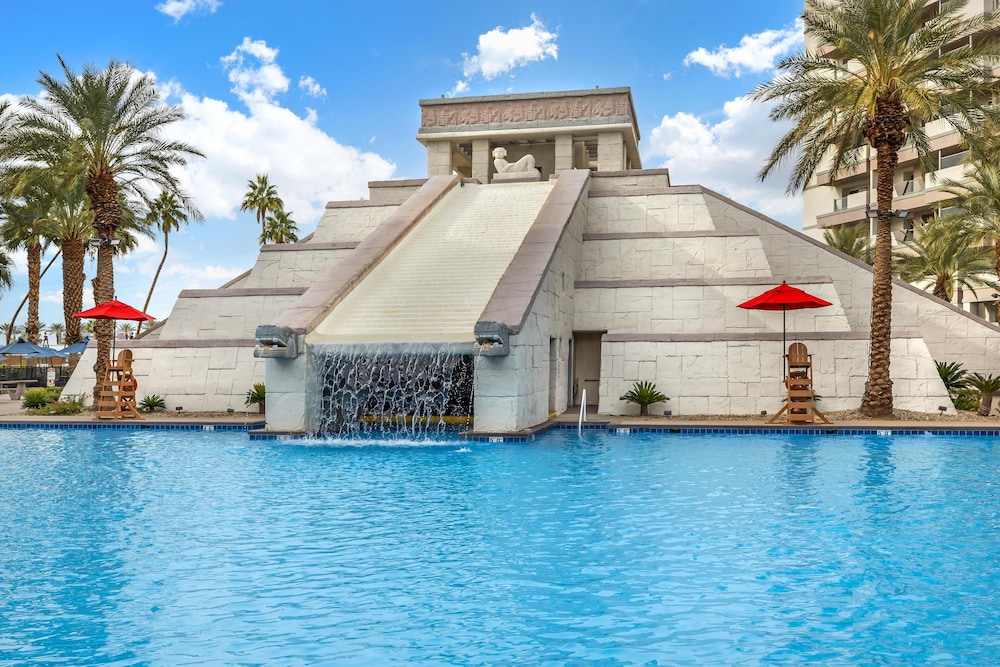 Hilton Vacation Club Cancun Resort Las Vegas — Swimming pool in Las Vegas, Nevada