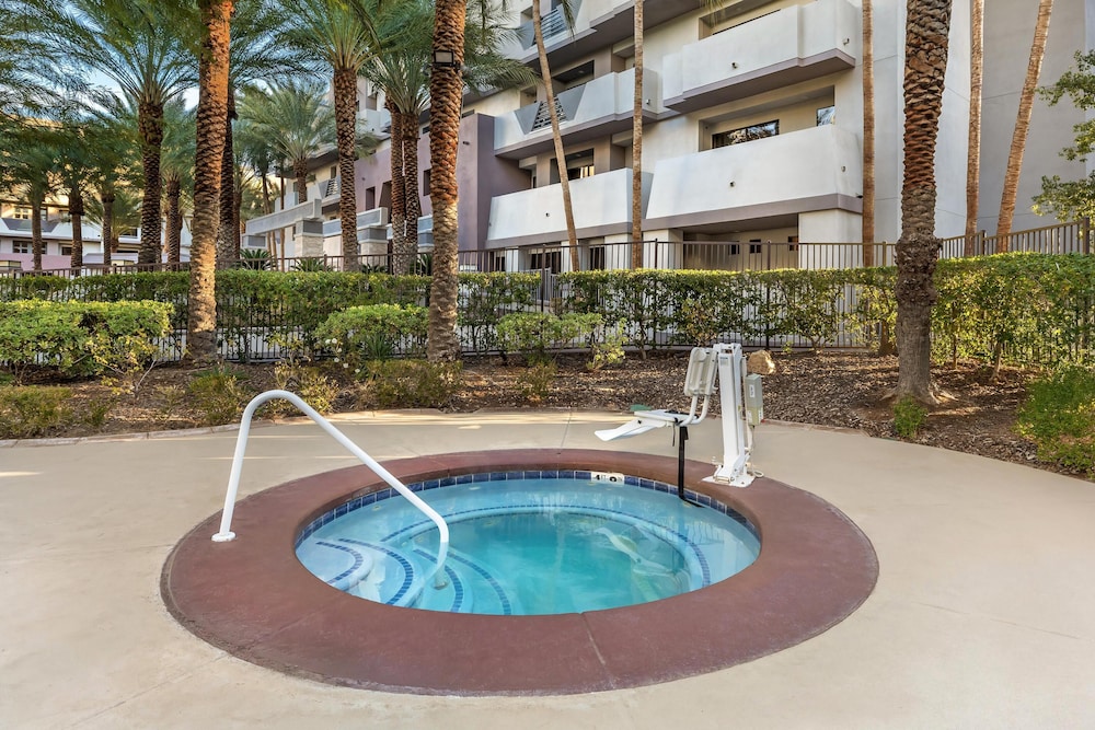 Hilton Vacation Club Cancun Resort Las Vegas — Swimming pool in Las Vegas, Nevada