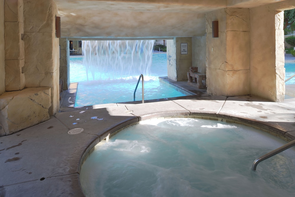 Hilton Vacation Club Cancun Resort Las Vegas — Swimming pool in Las Vegas, Nevada