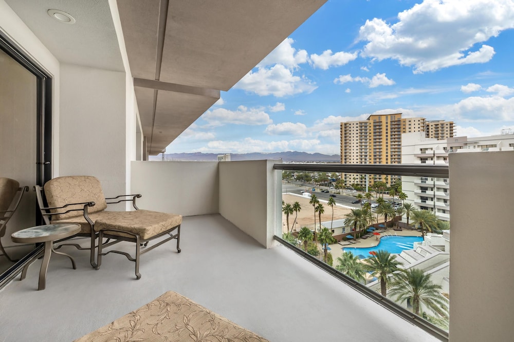 Hilton Vacation Club Cancun Resort Las Vegas — Swimming pool in Las Vegas, Nevada