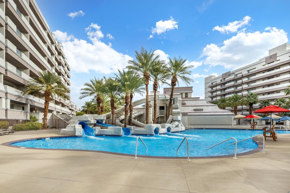 Hilton Vacation Club Cancun Resort Las Vegas — Swimming pool in Las Vegas, Nevada